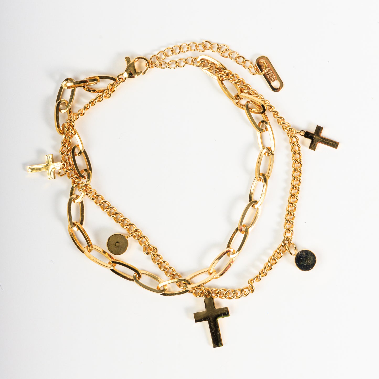 Pulsera doble con cruz colgante.