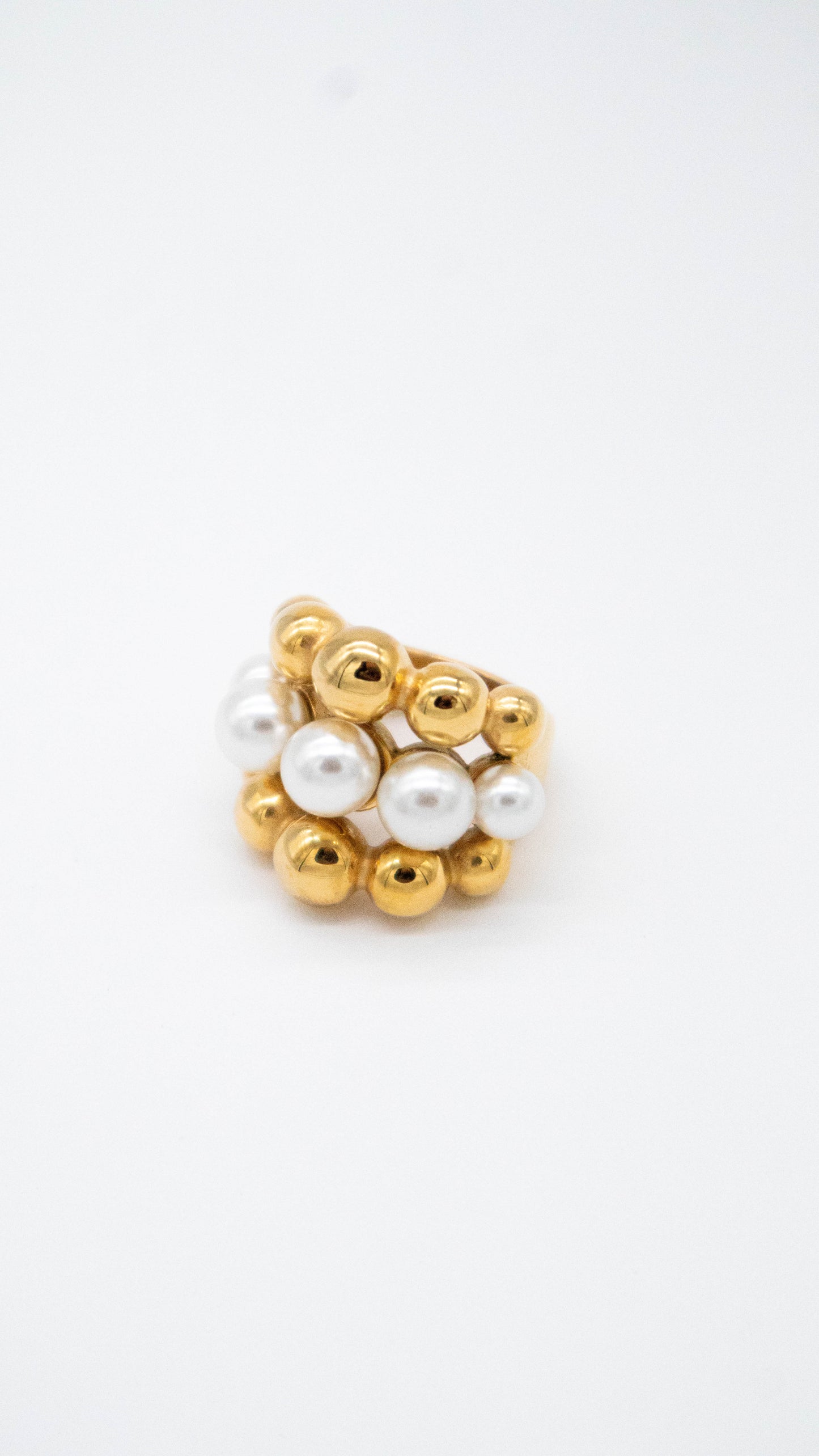 Anillo perla entre lineas